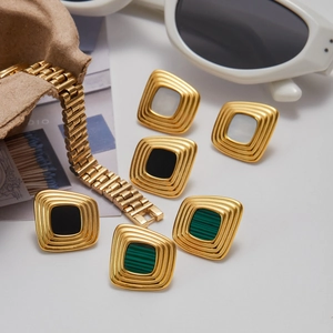 Boucles d'oreilles carrées rétro en résine noir, blanc et vert sur fond décoratif chic