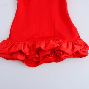 Robe courte sexy rouge à col carré avec ourlet en satin à volants superposés sur blanc