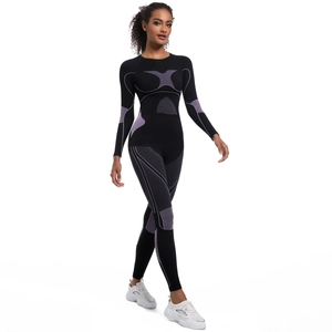 Détail d'un ensemble de yoga sans couture avec lignes violettes sur tissu extensible