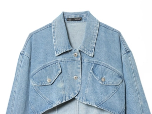 Detailansicht der hellblauen Jeansjacke mit Saum und silbernen Metallknöpfen