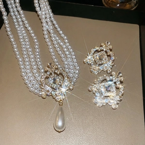 Parure baroque dorée avec perles à quatre rangs et pendentif en cristal carré