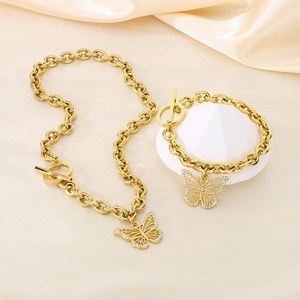 Detail eines goldenen Schmetterlings-Schmucksets mit Strasssteinen und OT-Verschluss