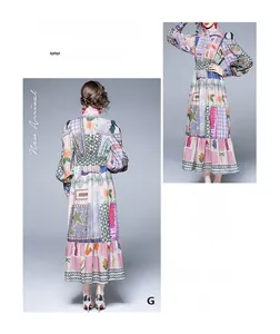 Dettaglio di un abito lungo patchwork con collo alto e vita elastica con stampe