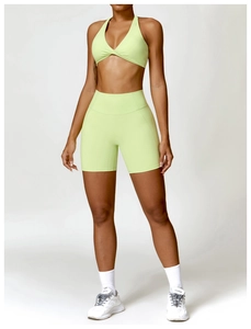Détail du short de yoga vert clair à taille haute en tissu respirant à haute élasticité