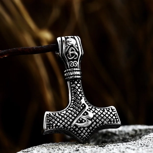 Vue macro d'un pendentif Marteau de Thor en acier avec gravures nordiques