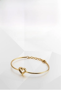 Detail eines verstellbaren Herz-Armbands aus 316L Edelstahl in Gold mit Karabinerverschluss