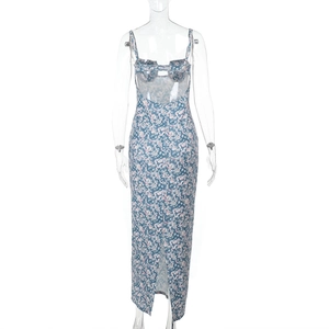 Détail du dos nu et de la fente arrière de la robe longue bleue à fleurs à bretelles