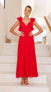 Dettagli dell'abito lungo in chiffon rosso con spalline a volant e scollo a V incrociato