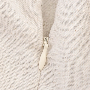 Vue détaillée de la fermeture éclair invisible sur une jupe longue trapèze en lin beige