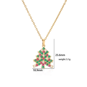 Détail d'un collier arbre de Noël doré serti de zircons verts et roses brillants