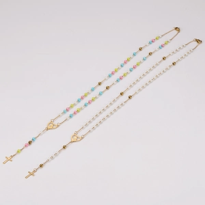 Colliers de perles colorées de style français avec pendentifs en croix et détails en cœur