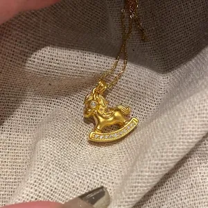 Collana cavallo a dondolo placcata oro 24 carati con finitura opaca e pietre zirconi