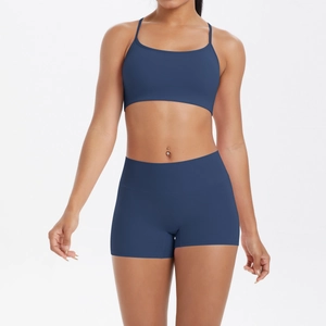 Gros plan sur l'ensemble de yoga bleu foncé sans couture avec brassière et short taille haute
