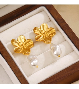Detail von floralen 18K Goldohrringen mit Barockperlen in einer Holzschmuckschatulle