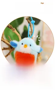 Détail d'un porte-clés oiseau en peluche avec fourrure douce bleue et orange et clip bleu