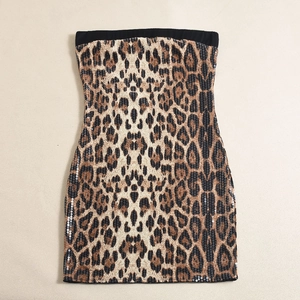 Détail de sequins imprimé léopard et tissu mesh sur une robe bustier sexy