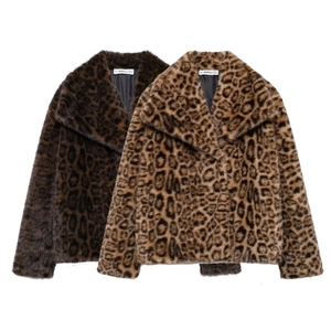 Détail de la texture en fausse fourrure pelucheuse des vestes léopard pour femmes
