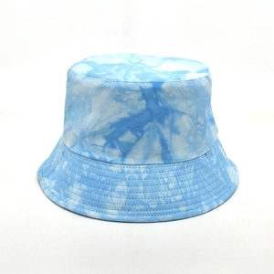 Gros plan sur la texture du tissu et le motif tie-dye bleu et blanc du chapeau