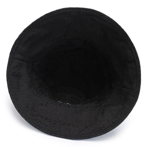 Chapeau bob noir à large bord, vue de l'intérieur montrant les détails de couture soignés