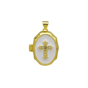 Détail macro du médaillon ovale plaqué or 18K avec émail blanc et croix scintillante