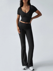 Vue détaillée de l'ensemble Y2K noir avec haut à col en V et pantalon évasé ajusté
