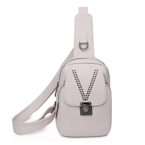 Sac de poitrine chic en cuir PU beige pour femme avec rivets décoratifs en V et boucle