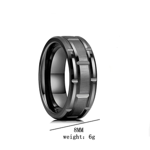 Detailweergave van 8 mm zwarte titaniumstalen herenring met geborstelde textuur
