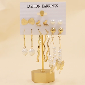 Détail d'un lot de 6 boucles d'oreilles dorées avec perles, papillons et cœurs