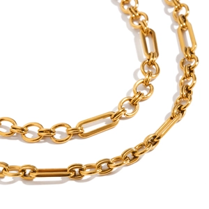 Gros plan d'un collier en acier inoxydable plaqué or 18k avec maillons ronds et trombones