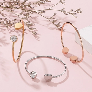 Tre bracciali regolabili a cuore in oro, argento e oro rosa con pietre di zircone