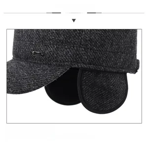 Dettaglio cappello invernale da uomo con paraorecchie e fodera spessa in lana