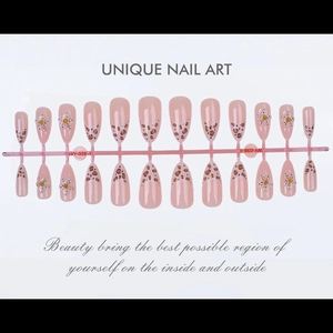 Set de 24 faux ongles amande avec motifs floraux roses et imprimés léopard chic
