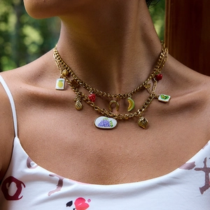 Collier double couche en acier doré avec des pendentifs de fruits colorés