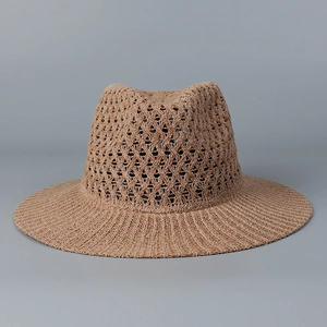 Détail du chapeau de paille Panama kaki avec tissage ajouré respirant et large bord élégant