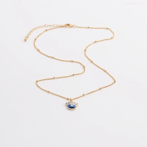 Detailansicht der Evil Eye Halskette mit Zirkonia, Goldperlenkette und Kronenanhänger