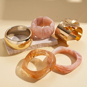 Ensemble de cinq bracelets en métal doré et résine acrylique pour femmes chic