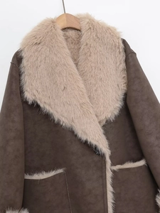 Détail d'un manteau en daim marron avec grand col en fausse fourrure beige pelucheux