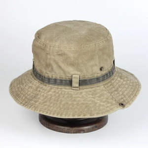 Détail d'un chapeau boonie kaki avec trous d'aération en métal et sangle décorative