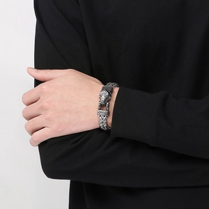 Dettaglio di un bracciale da uomo in acciaio inossidabile 304 con rilievo testa di drago