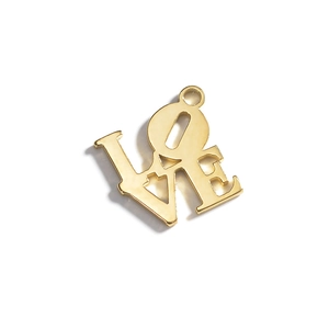 Vue détaillée du pendentif lettre LOVE plaqué or 18K avec finition polie et bélière