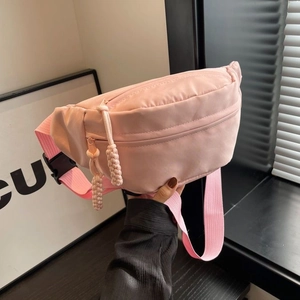 Marsupio in nylon rosa con dettaglio della chiusura lampo e tracolla regolabile