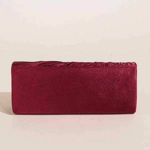 Nahaufnahme der plissierten weinroten Abendtasche aus Satin mit eleganten Falten