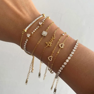 Elegantes Set aus vergoldeten Edelstahl-Armbändern mit Herzanhängern und Zirkonia