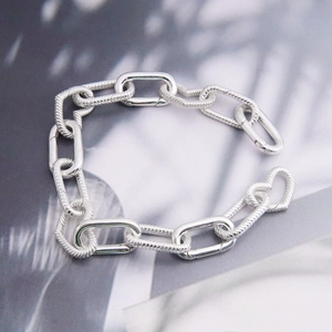S925 Sterling Silver bracelet featuring textured heart pendant and oval chain links