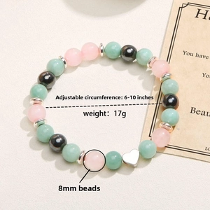 Détail du bracelet en perles de pierre naturelle 8mm avec breloque cœur et cordon de 6,5-10 po