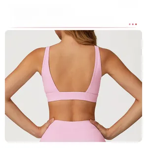 Détail du dos de la brassière de sport rose avec un design évidé en forme de grand U