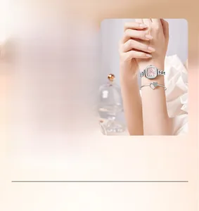Détail d'une montre à quartz carrée avec cadran en nacre et bracelet cuir et chaîne