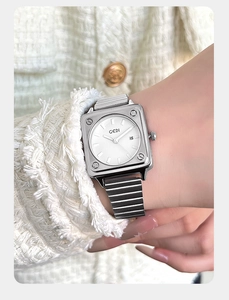 Primo piano dell'orologio GEDI quadrato argento con movimento al quarzo e cinturino