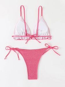 Détail du bikini rose à paillettes avec bords à volants et texture scintillante