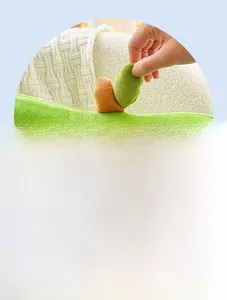 Detailansicht des weichen Memory-Foam-Apfel-Plüschkissens mit feiner Plüschtextur
